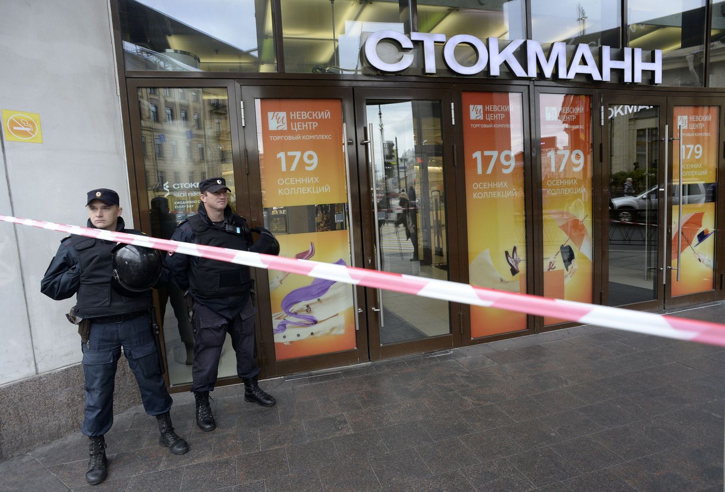 Politsei on tõkestanud sissepääsu Stockmanni kaubamajja Peterburis.