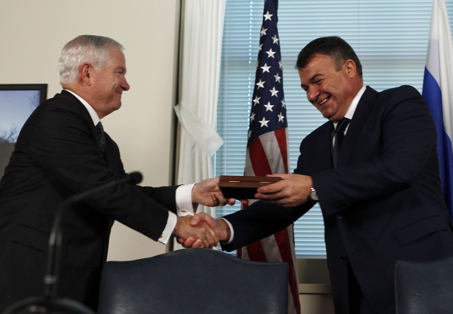 USA kaitseminister Robert Gates ja tema Vene kolleeg Anatoli Serdjukov (paremal) 15. septembril Pentagonis.
