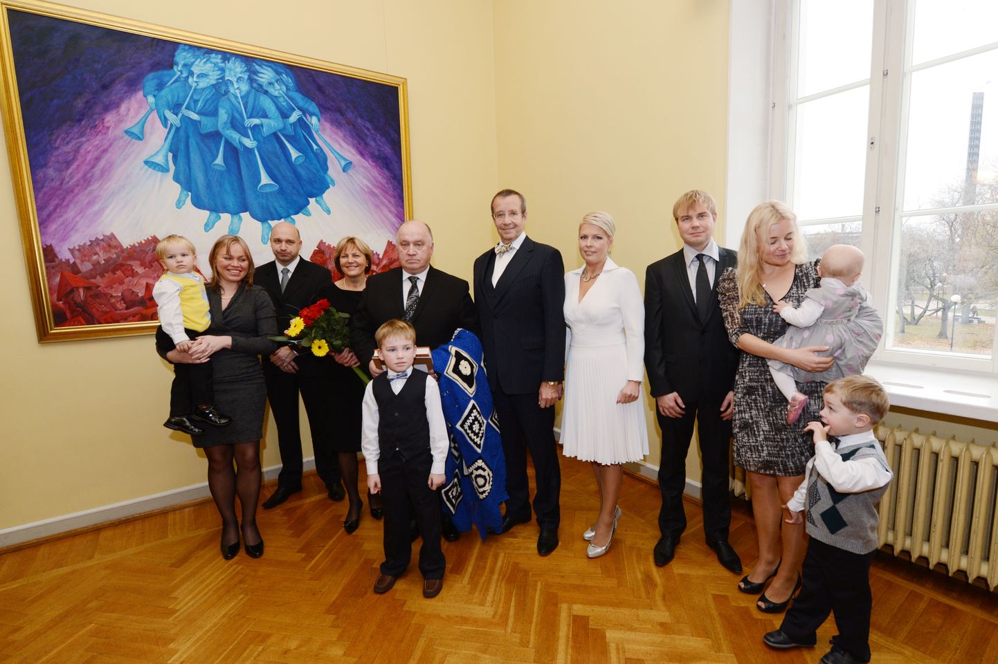 Aasta isa koos pere ja presidendiga. Kristiina Ojamaa on vasakul lapsega.