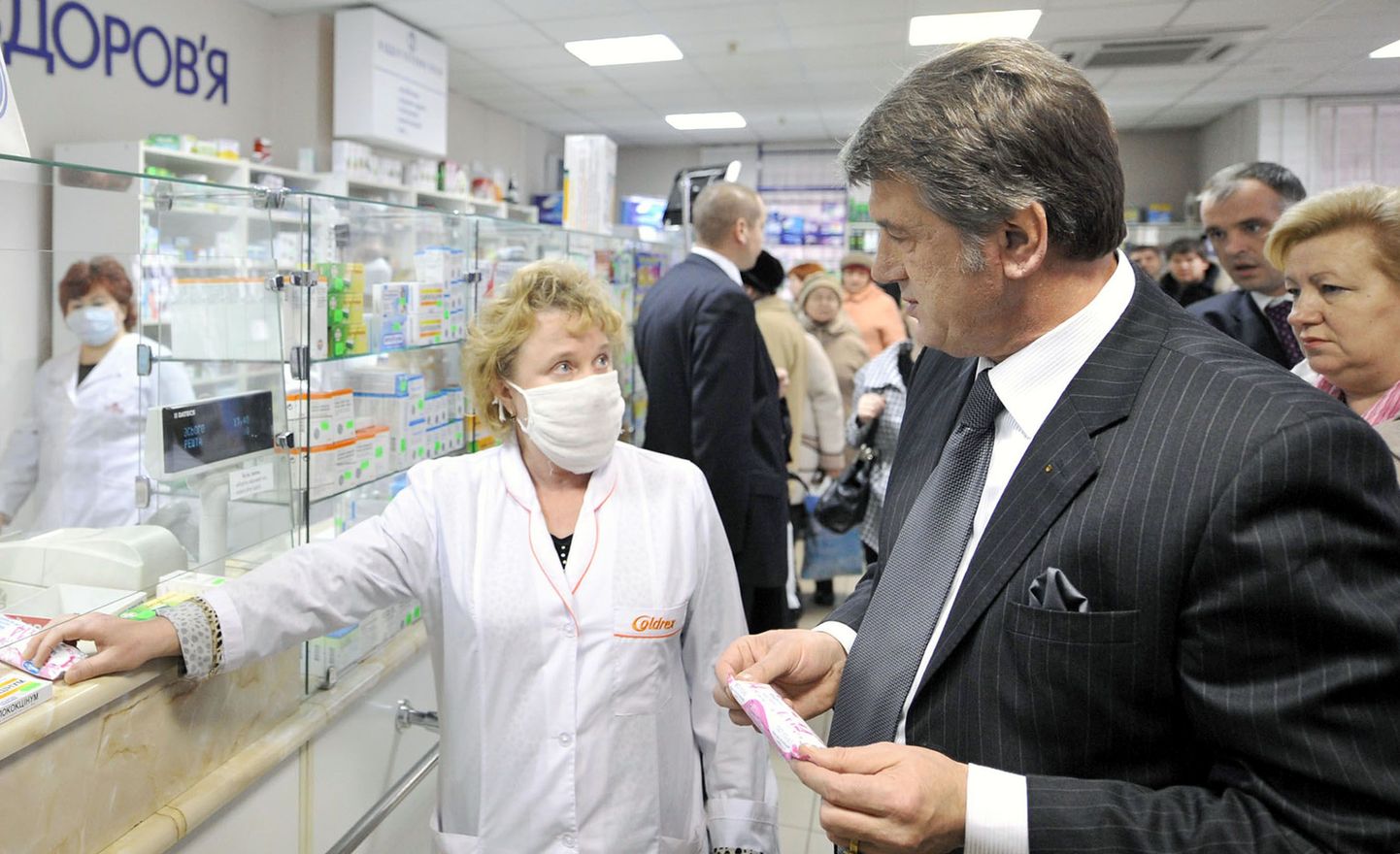 President Viktor Juštšenko kuulab farmatseudi juttu ühes Kiievi apteegis.