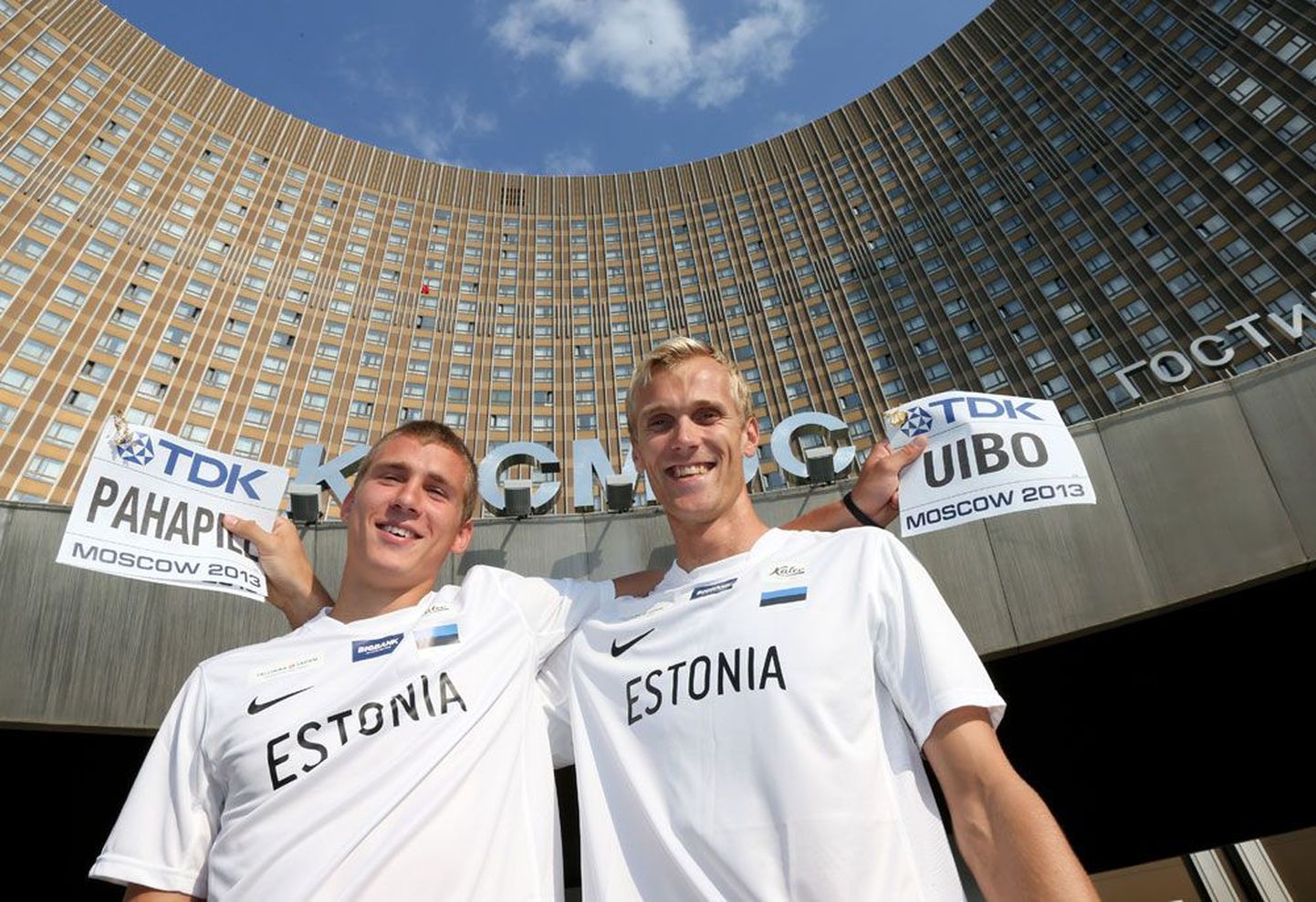 Eesti kümnevõistlejad Mikk Pahapill (paremal) ja Maicel Uibo päev enne võistlust hotell Kosmose ees poseerimas.