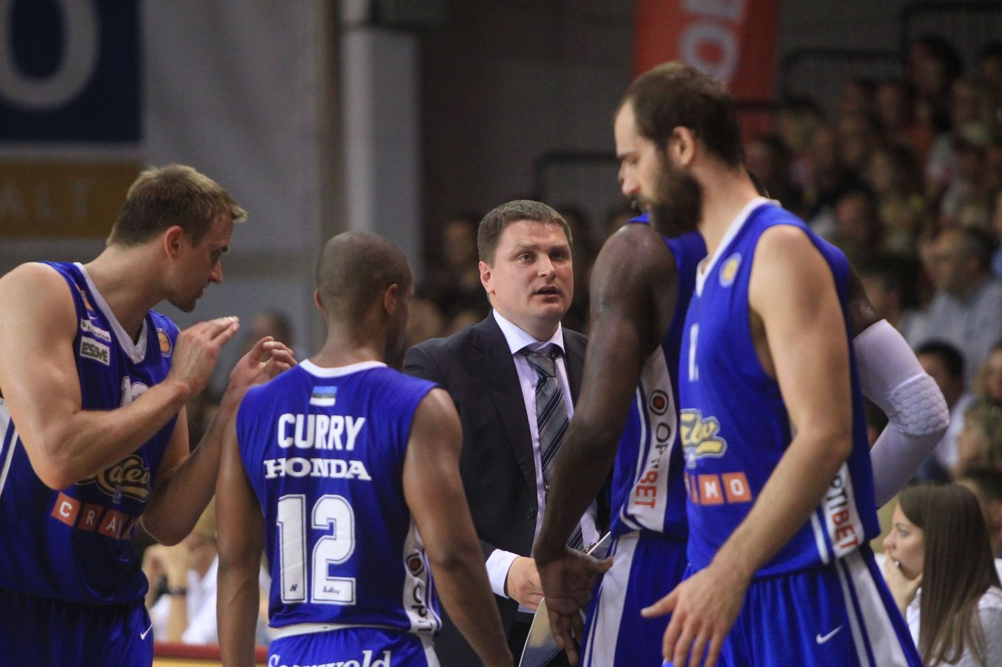 Главный тренер "Калева" Алар Варрак (в центре) дает указания баскетболистам.