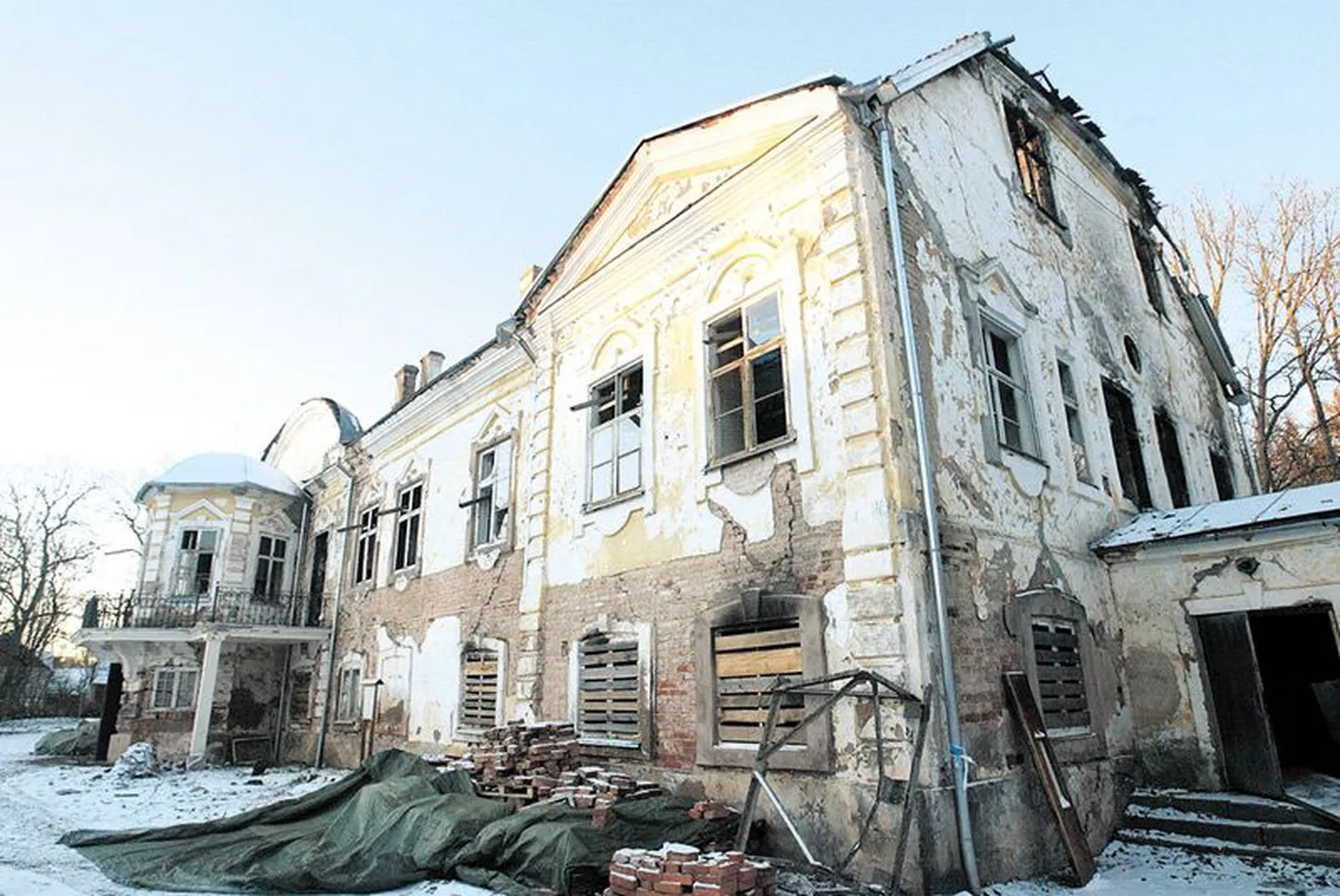 9. novembri suurpõleng laastas Ahja mõisahoone, jättes püsti vaid katuseta müürid..