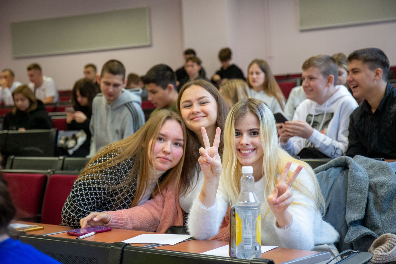 Ukrainlased kogunesid Tartu rakenduslikku kolledžisse tegema raadioetteütlust.