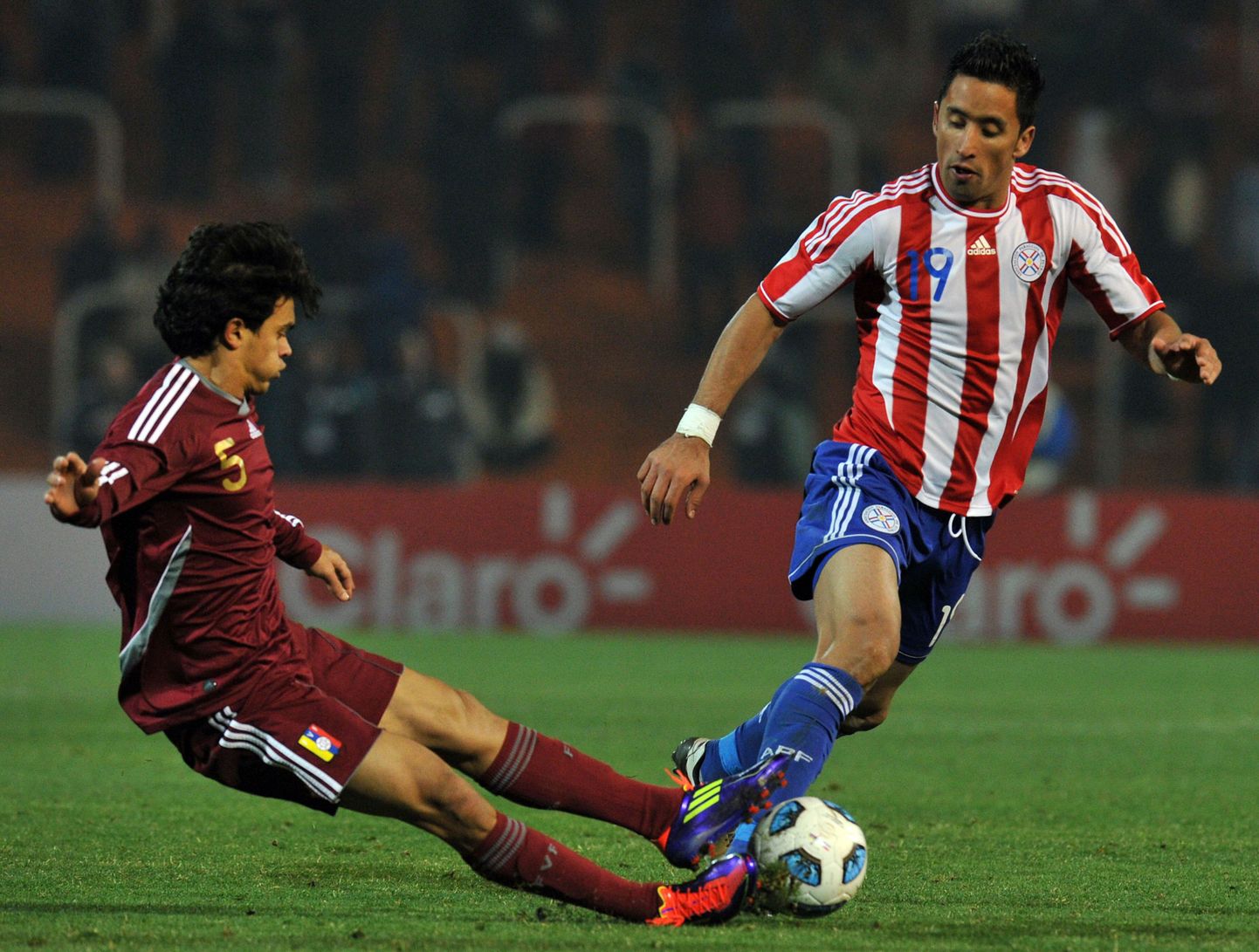 Лукас Барриос (справа) в матче за сборную Парагвая.