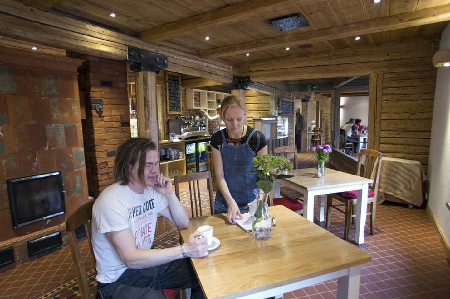Aavo Pärnsalu ja Kristi Lõhmus naudivad oma kohvikus pika töö ja planeerimise vilju.