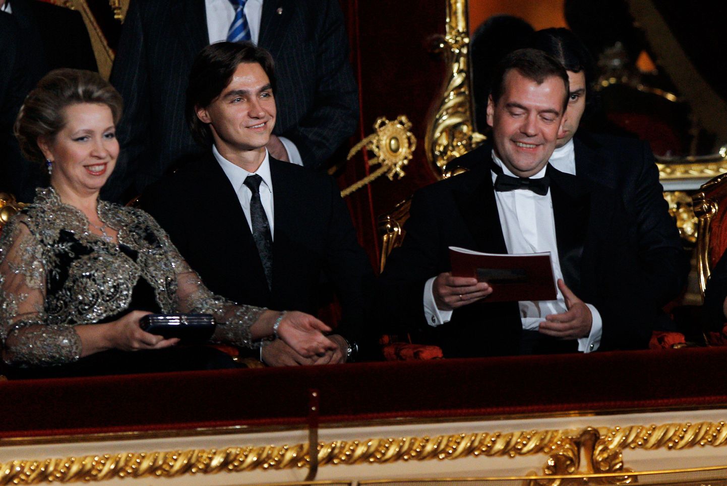 Oktoobris 2011 tehtud fotol istub Suure Teatri balletitrupi kunstiline juht Sergei Filin publiku seas koos presidendi Dmitri Medvedevi ja tema abikaasa Svetlana Medvedevaga.
