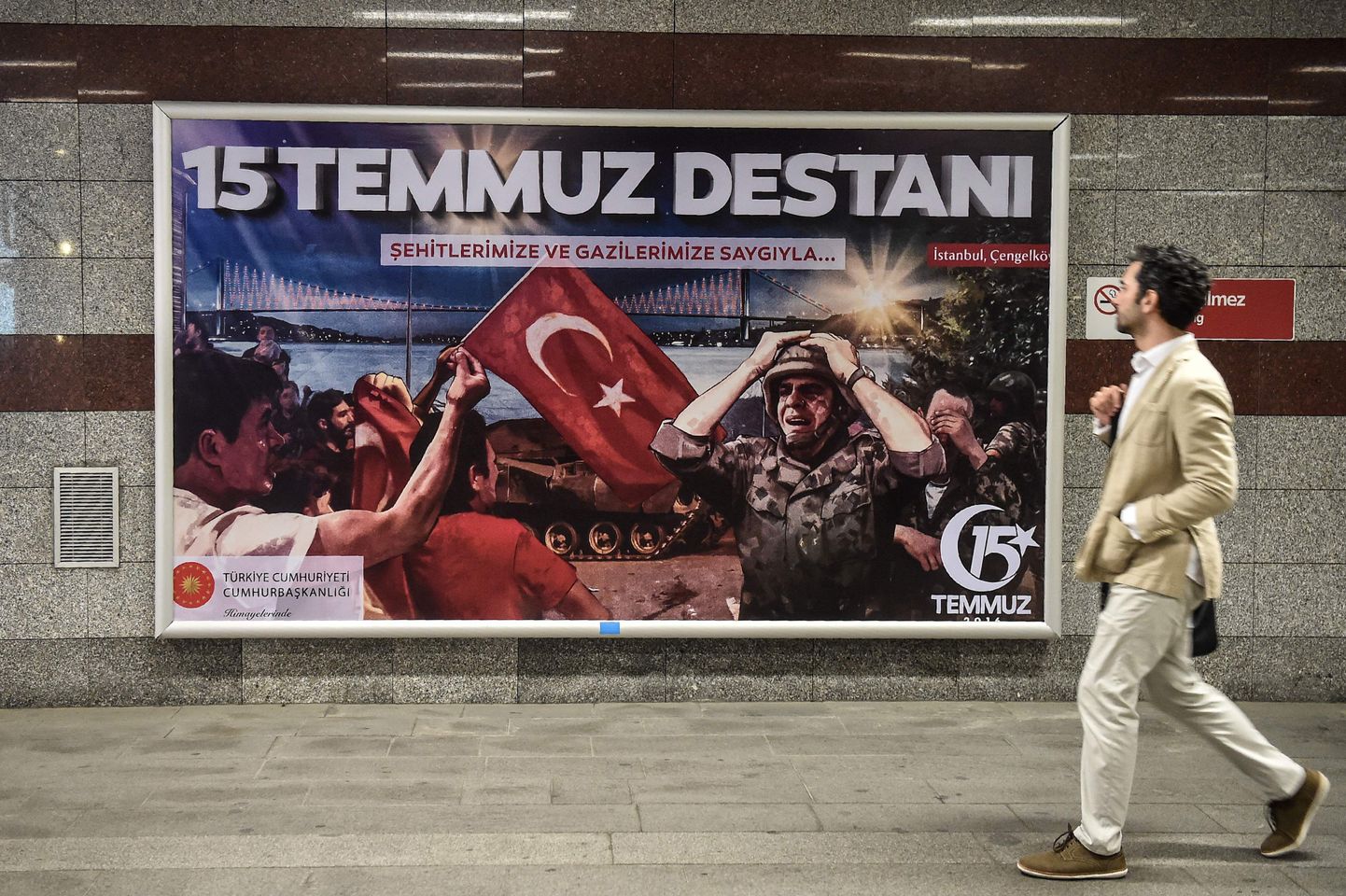 Läinudaastase putšikatse mahasurumise tähistamist kuulutav plakat Türgis.