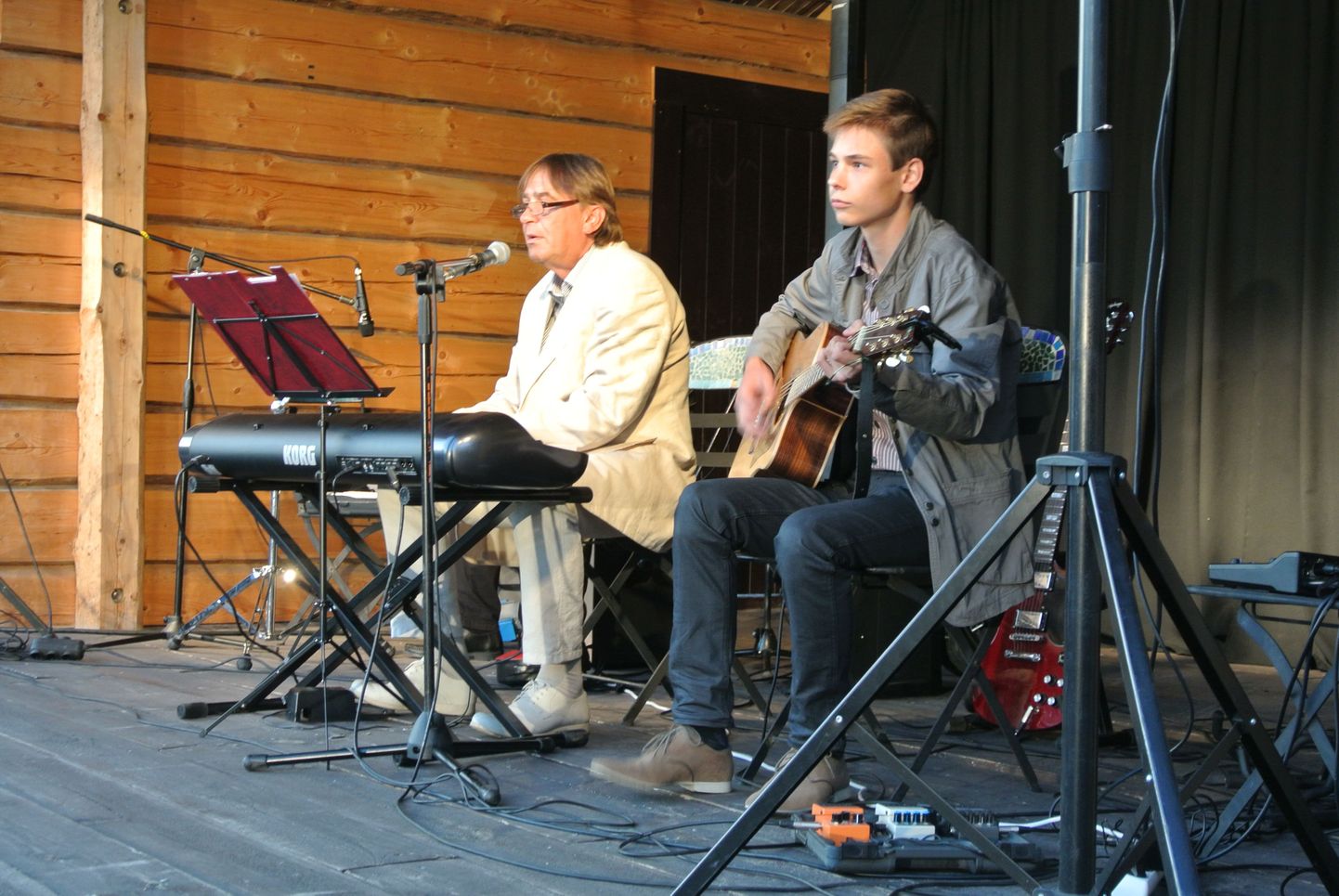 Isa ja poeg Indrek Kalda ja Paul Kristjan Kalda laulsid-mängisid publikule kahekesi koos juba suvel kaks aastat tagasi.