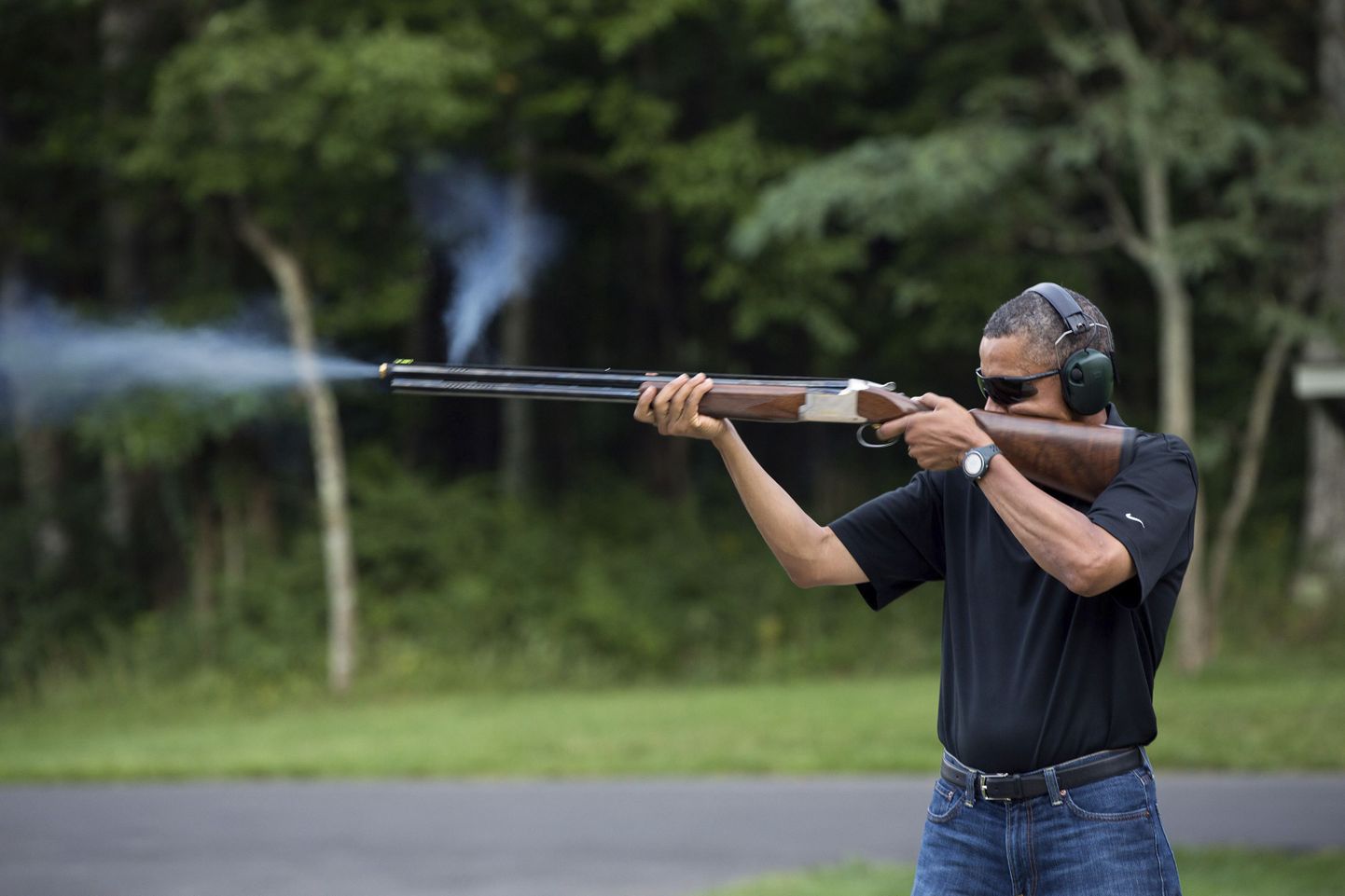 Valge Maja avaldatud foto president Barack Obamast, kes tulistab sihtmärgi pihta Camp Davidi residentsis Marylandi osariigis.