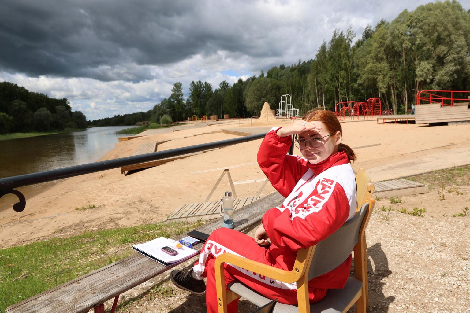 Selle kuu algusest hoolitsevad Tartu rannaliste eest rannavalvurid, nende hulgas ka Gerli Raag. Eile lõuna paiku hoidis ta linnaujulas silma peal veel üsna tühjal rannal.