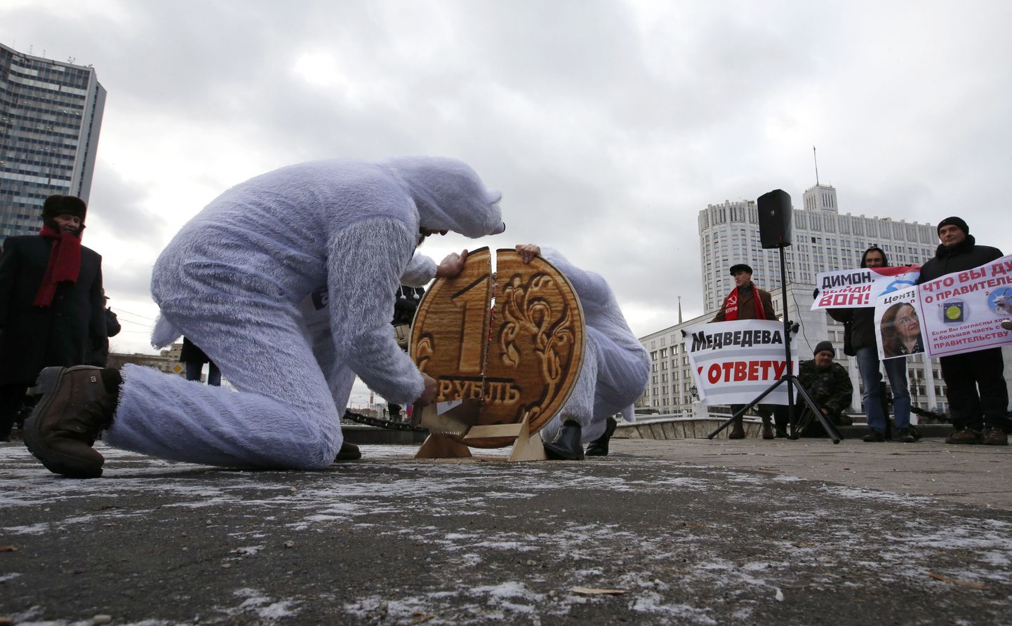 Moskva valitsushoonete lähistel toimunud esinemisel askeldasid jääkarudeks riietunud mehed üherublase mündi hiigelsuure koopiaga, protesteerides valitsuse majanduspoliitika vastu.