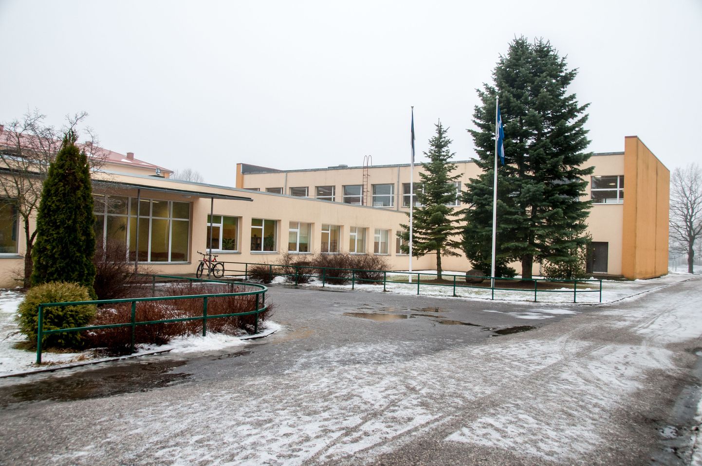 Pärnu linna munitsipaalkoolide ümberkorraldamisel saab praeguses ühisgümnaasiumis sügisel tegutsema hakkav põhikool nimeks Pärnu Mai Kool.