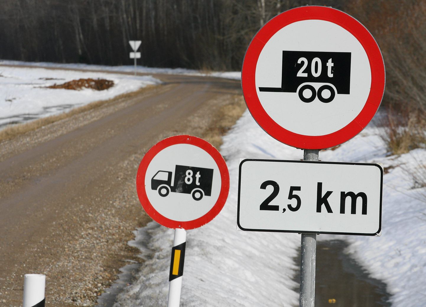 Maanteeamet on paljudel riigiteedel piiranud raskete veokite liikumist.
