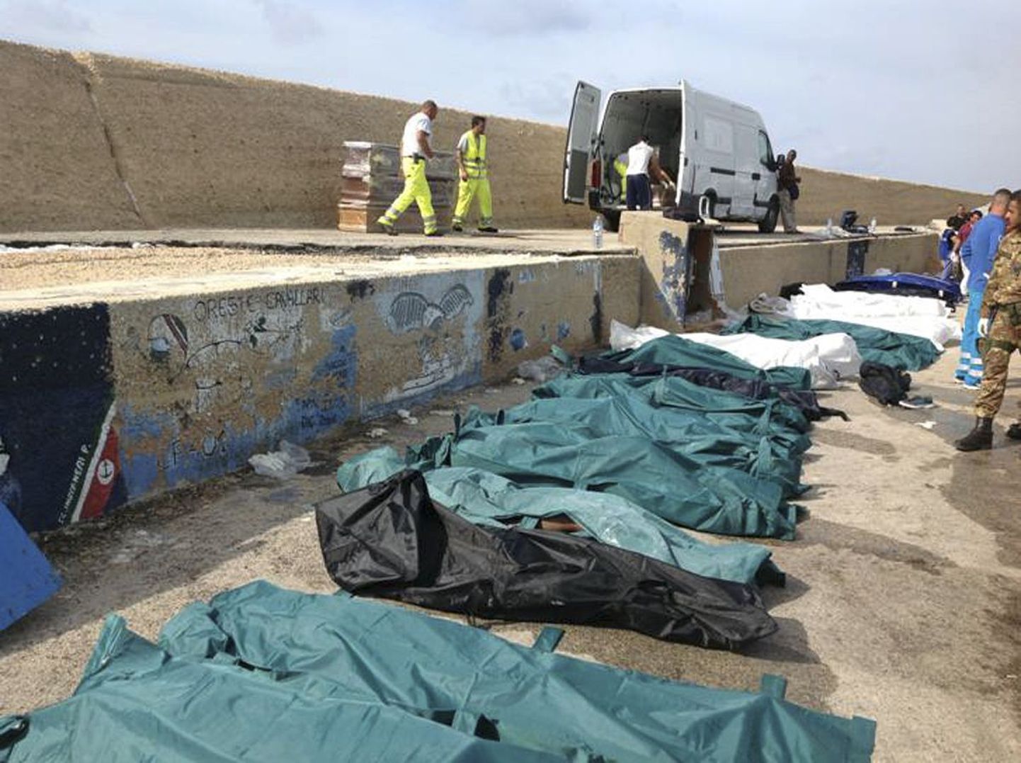Põgenike surnukehad täna Lampedusas.