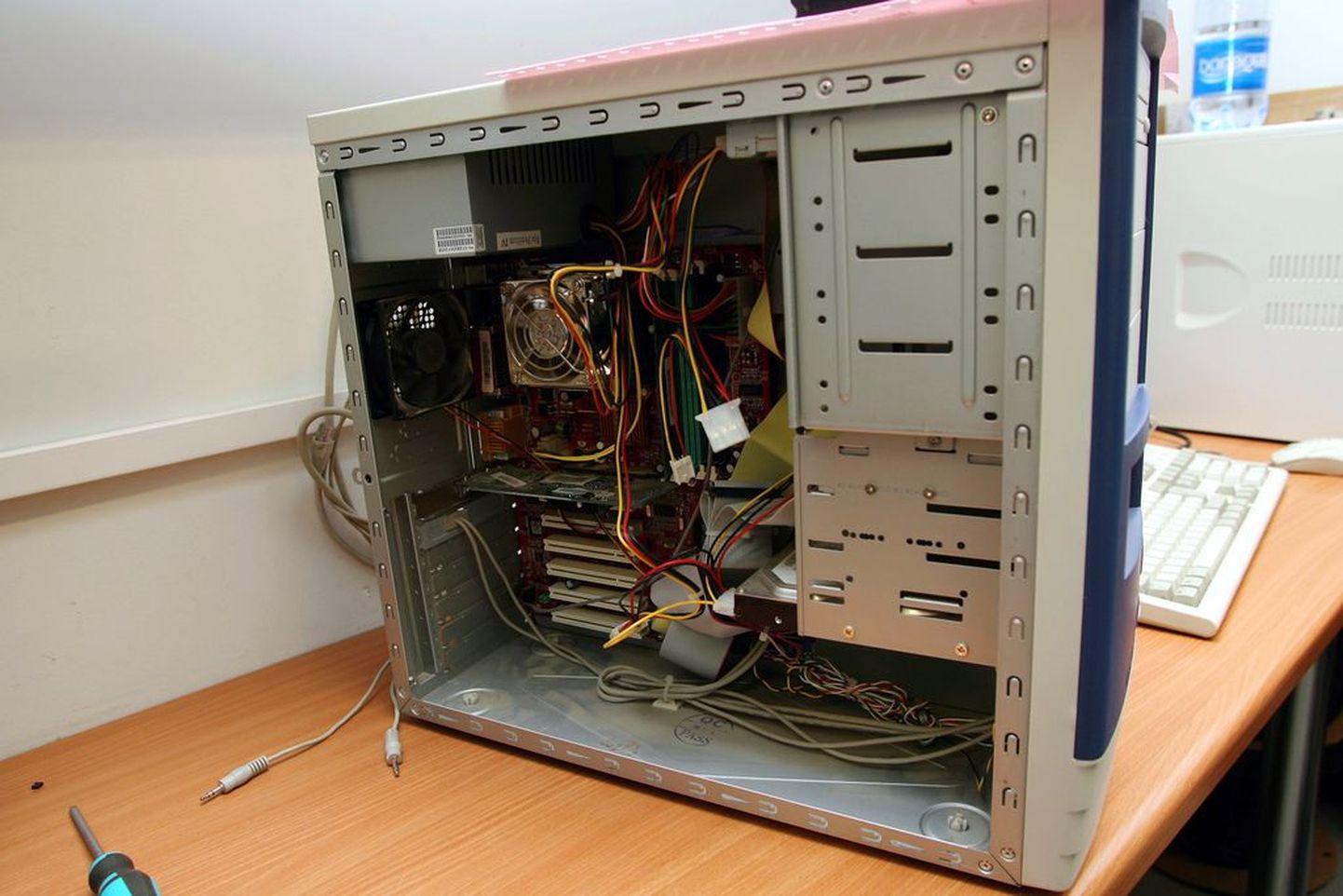 Katse vanglast arvutit virutada pikendas vangi karistust poole aasta võrra