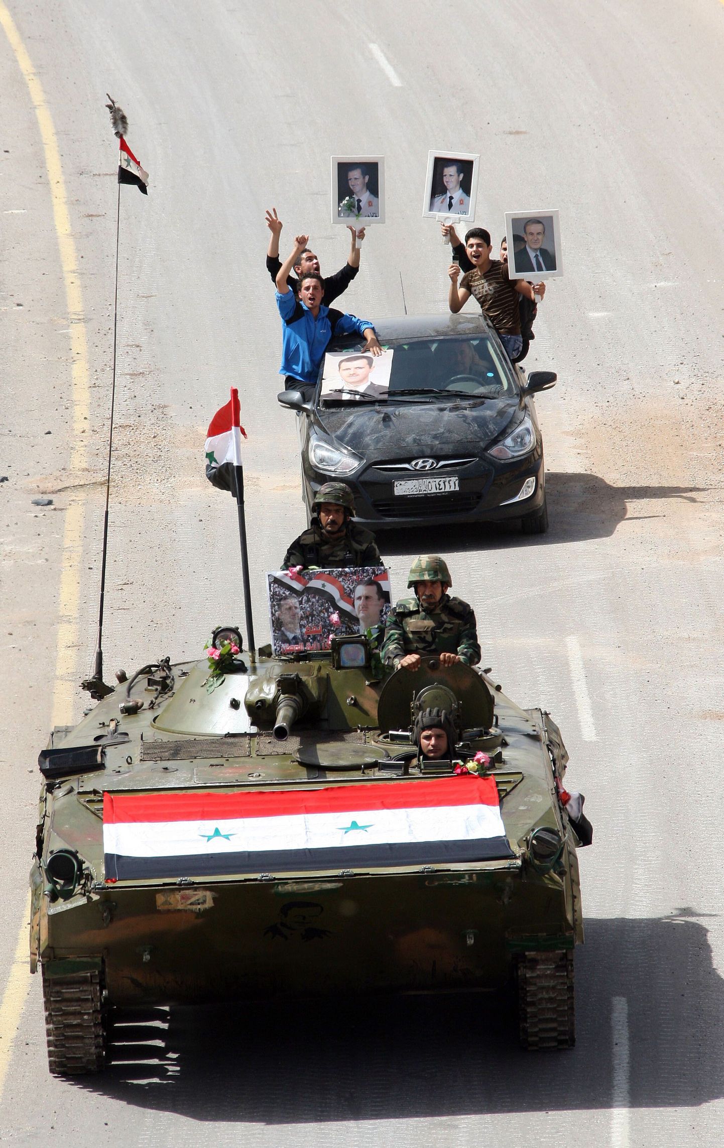Süüria valitsusväed ning president  Bashar al-Assadi toetajad.