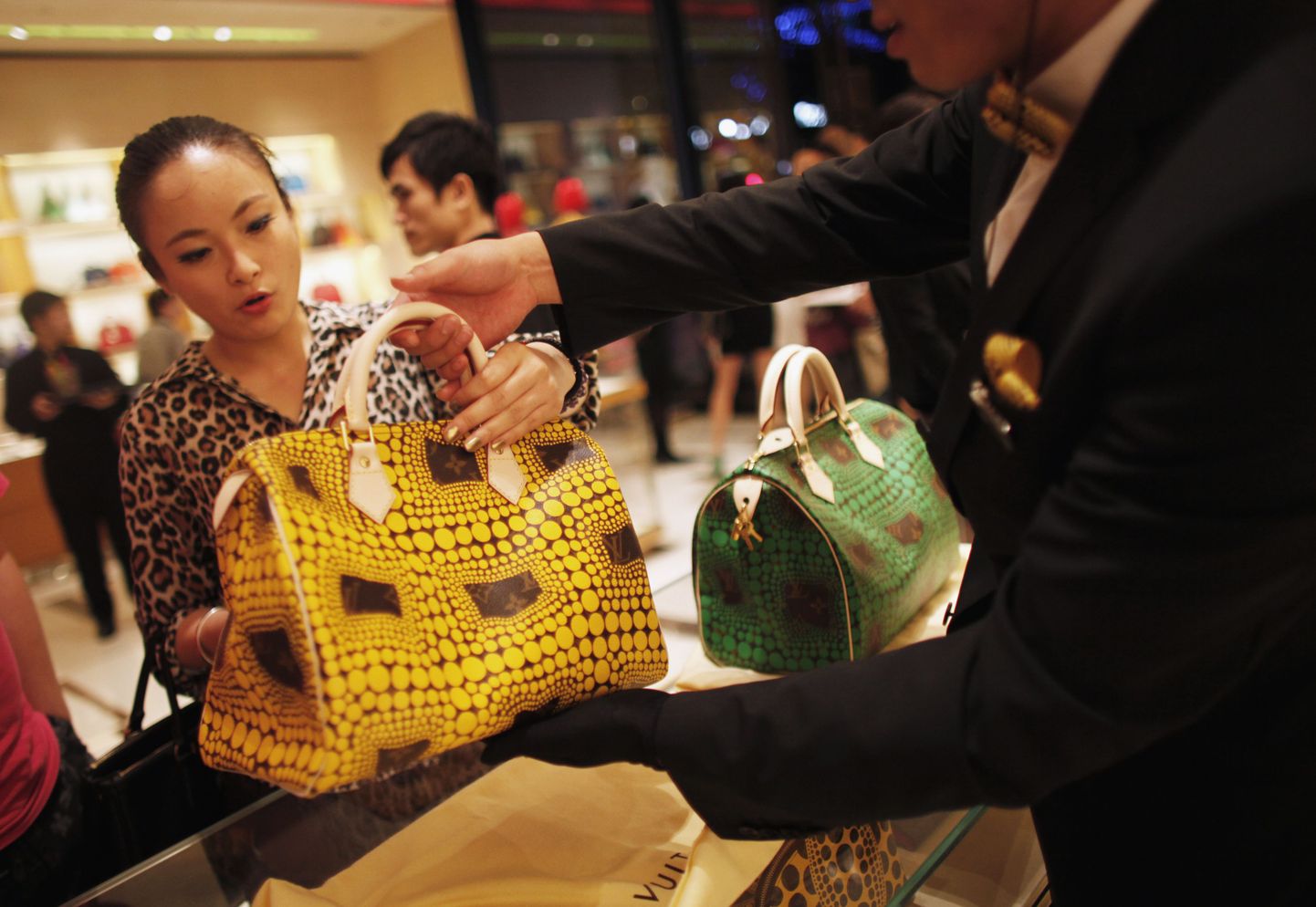 Hiinlaste seas muutuvad luksuskaubad üha populaarsemaks. Pildil hiina naine poodlemad Louis Vuittoni poes.