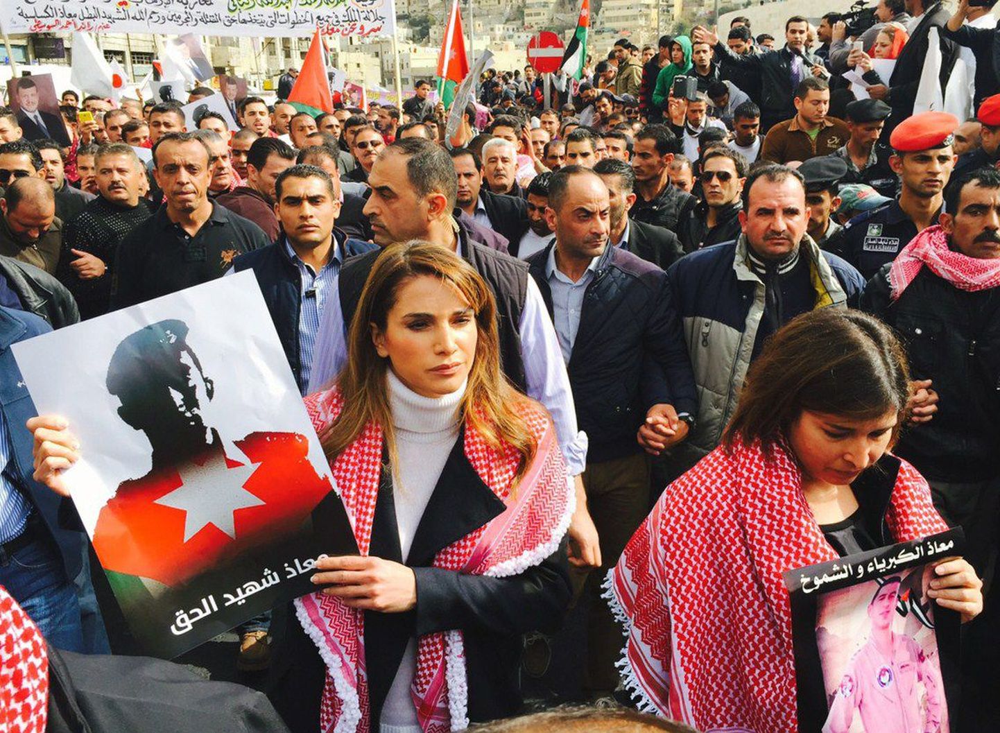 Jordaania kuninganna Rania veebruaris Ammanis peetud meeleavaldusel näitamaks solidaarsust islamistide tapetud piloodiga.