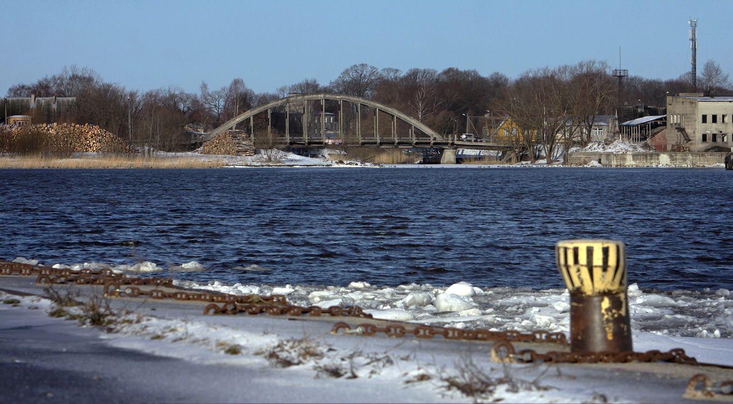 Pärnu sadamas on jõgi juba jäävaba.