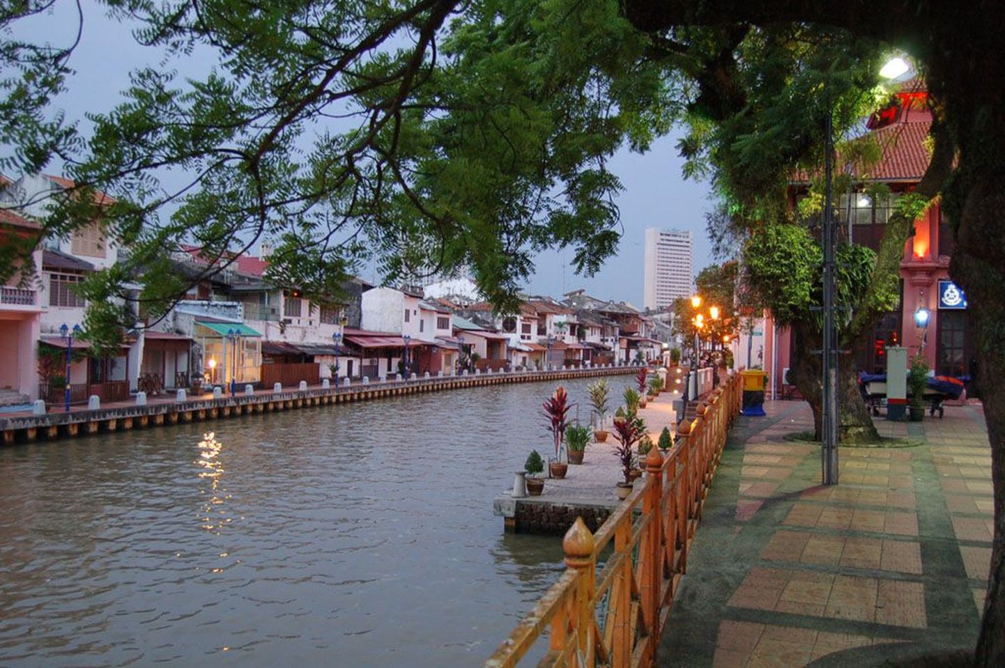 Päeval mõjub Melaka linna läbiv samanimeline jõgi sootuks erinevana kui öösel, mil jõgib muutub salapäraseks.