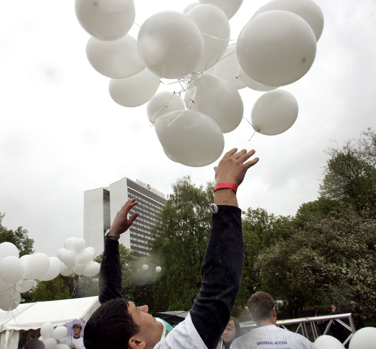 Aidsiohvrite mälestuspäeval süüdatakse Eesti suuremates linnades küünlad ja lastakse lendu valged õhupallid. Pildil 2006. aasta üritus Tallinnas.