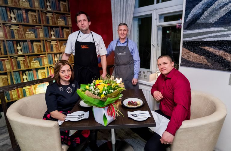  С нашими читателями владельцы ресторана - шеф-повар Антон Ростовцев (слева) и дипломированный бармен и сомелье Борис Вакарюк.