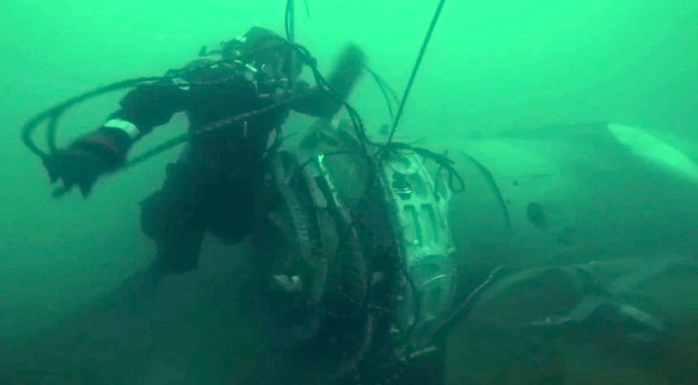 Sukelduja Mustas meres TU-154 vraki juures