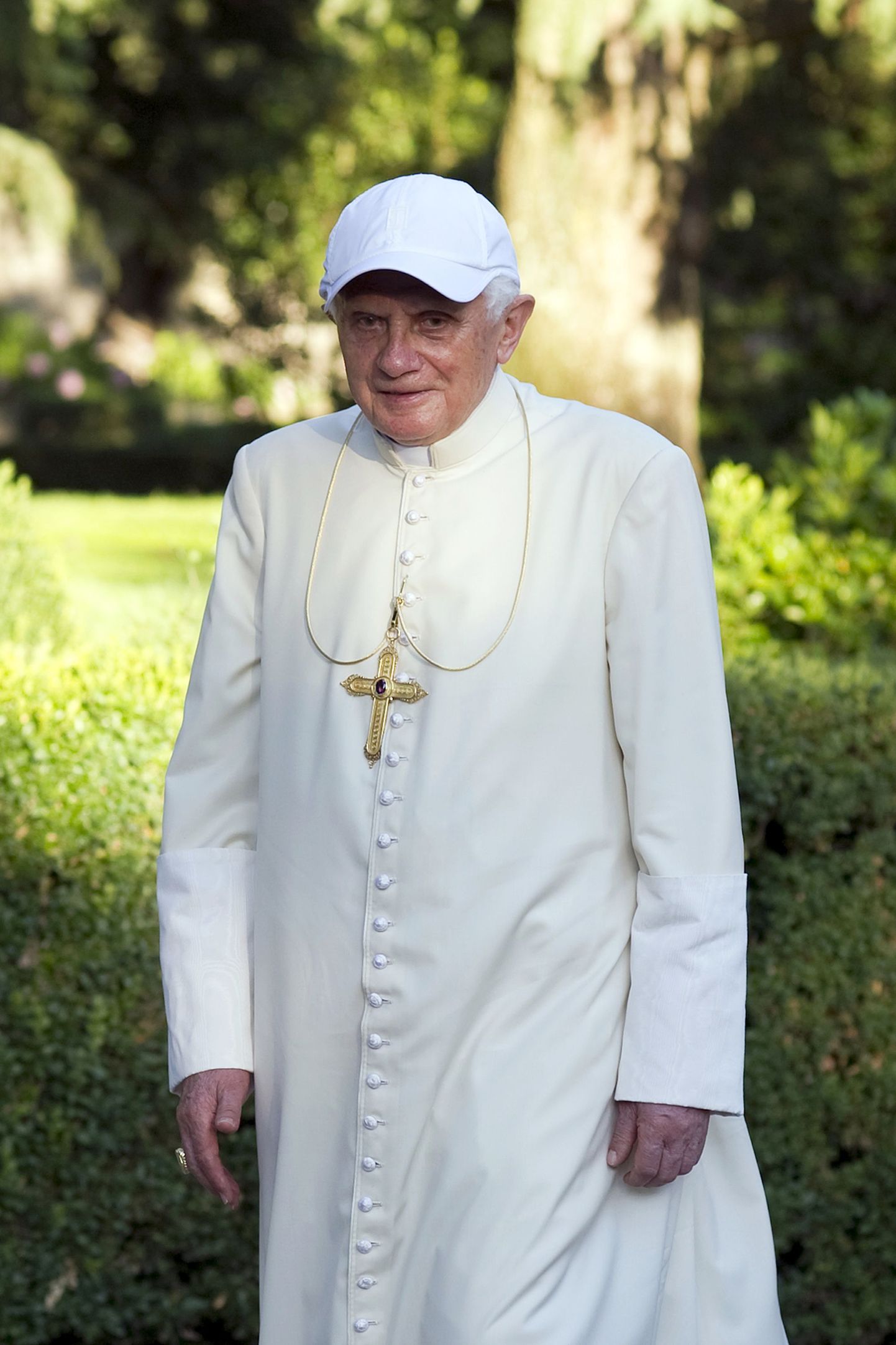 Nokamütsi kandev paavst Benedictus XVI pühapäeval oma suveresidentsis Castelgandolfos.