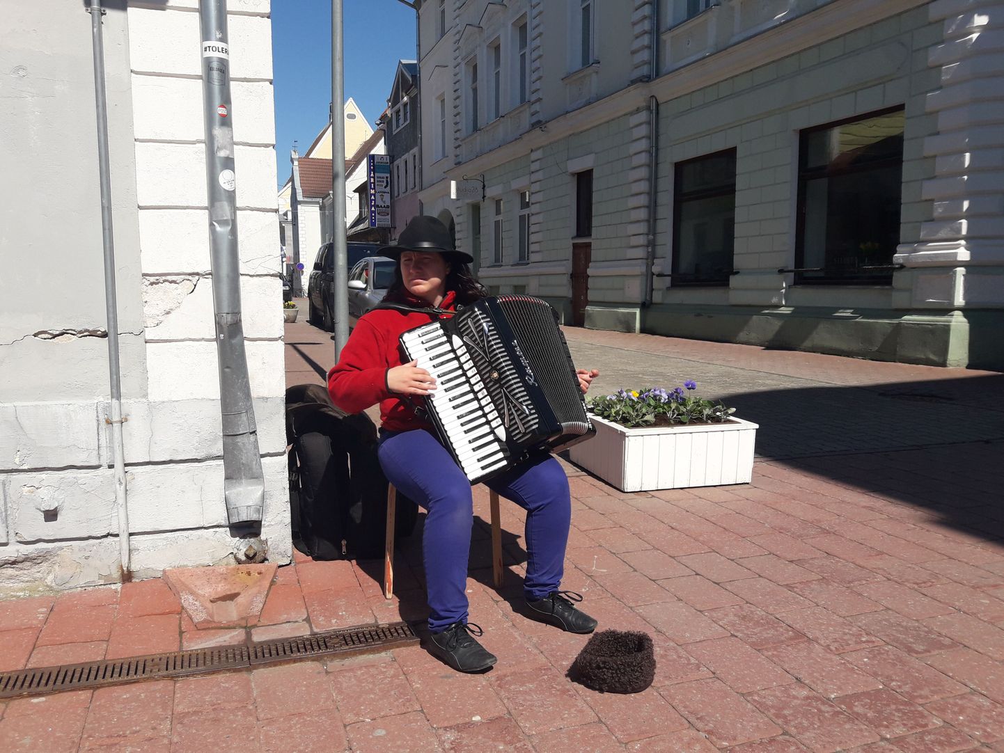 Kevadiselt soojaks läinud ilm on meelitanud Pärnu kesklinna esimesed tänavamuusikud – täna lõuna paiku tõmbas Rüütli tänaval akordionit Annemari.