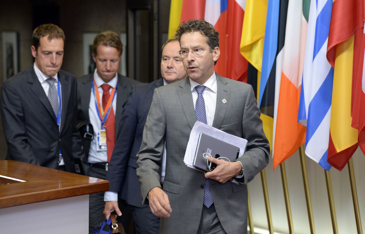Eurogrupi juht Jeroen Dijsselbloem mapiga.