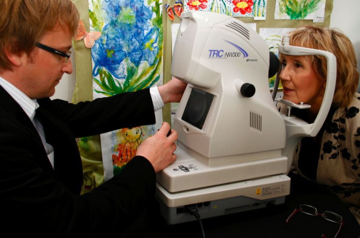 Silmaarst Veiko Reigo soovitab üle 40-aastastel käia regulaarselt silmi kontrollimas. Pildil teeb Reigo silmapõhja kontrolli telesaatejuhile Reet Linnale.