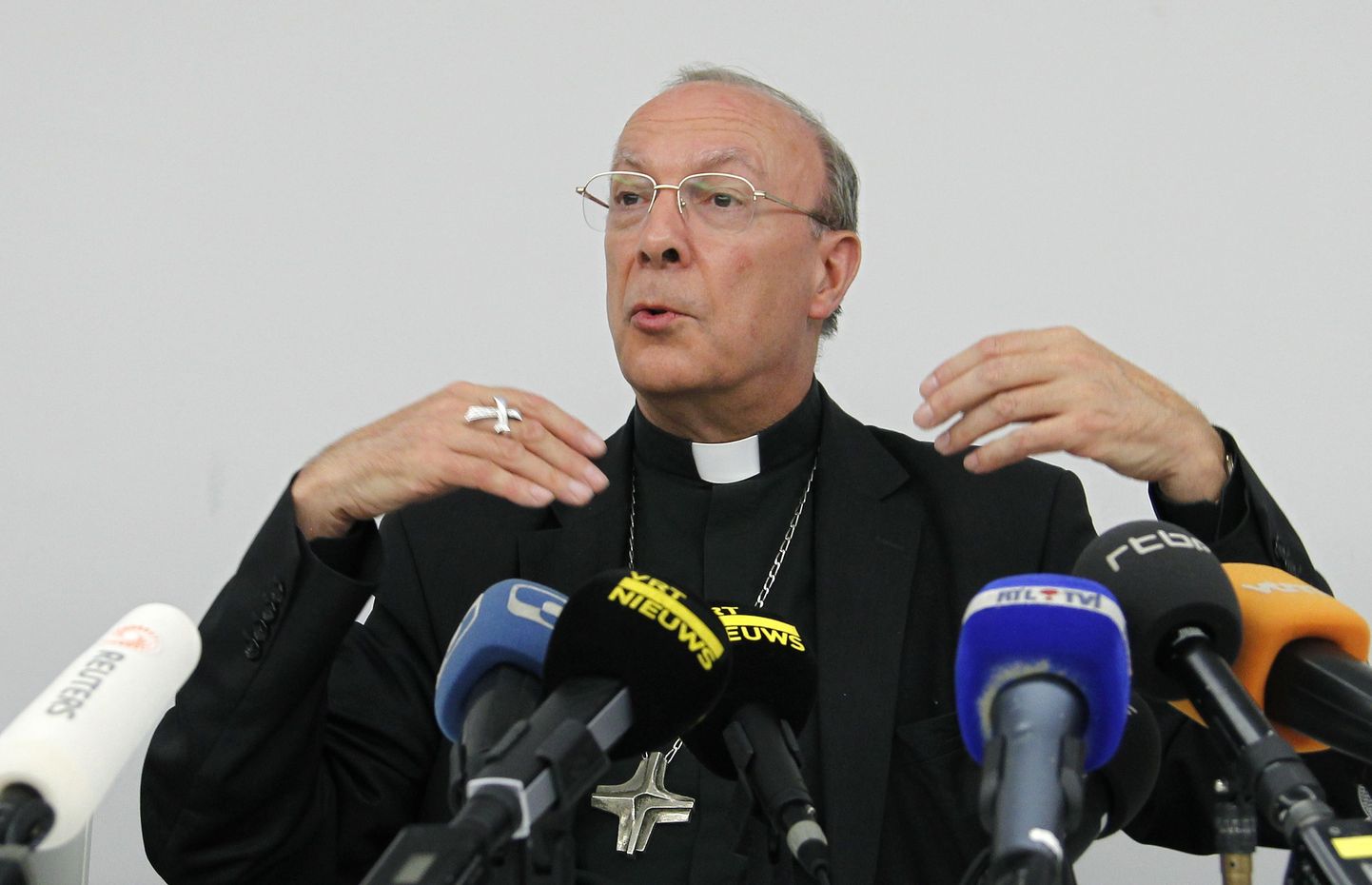 Mechelen-Brüsseli peapiiskop André-Joseph Leonard eilsel pressikonverentsil.