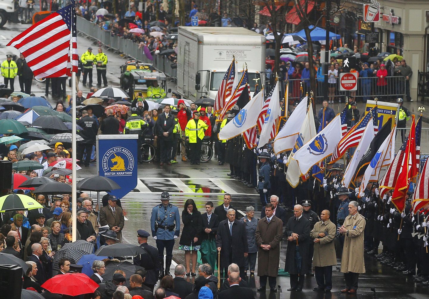 На финише Бостонского марафона проведена полная эвакуация из-за угрозы взрыва.
