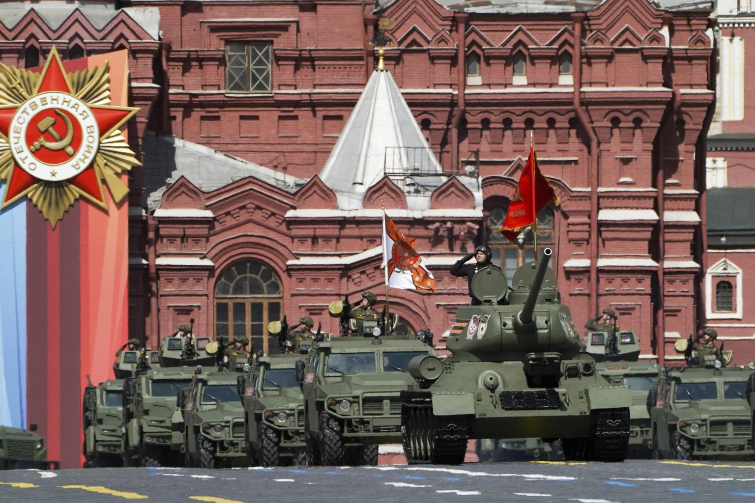 9. mai paraadil oli eile Moskvas väljas vähem sõdureid ja varustust kui eelmistel aastatel – ainsa tankina toodi rahva ette üks Teise maailmasõja aegne T-34.