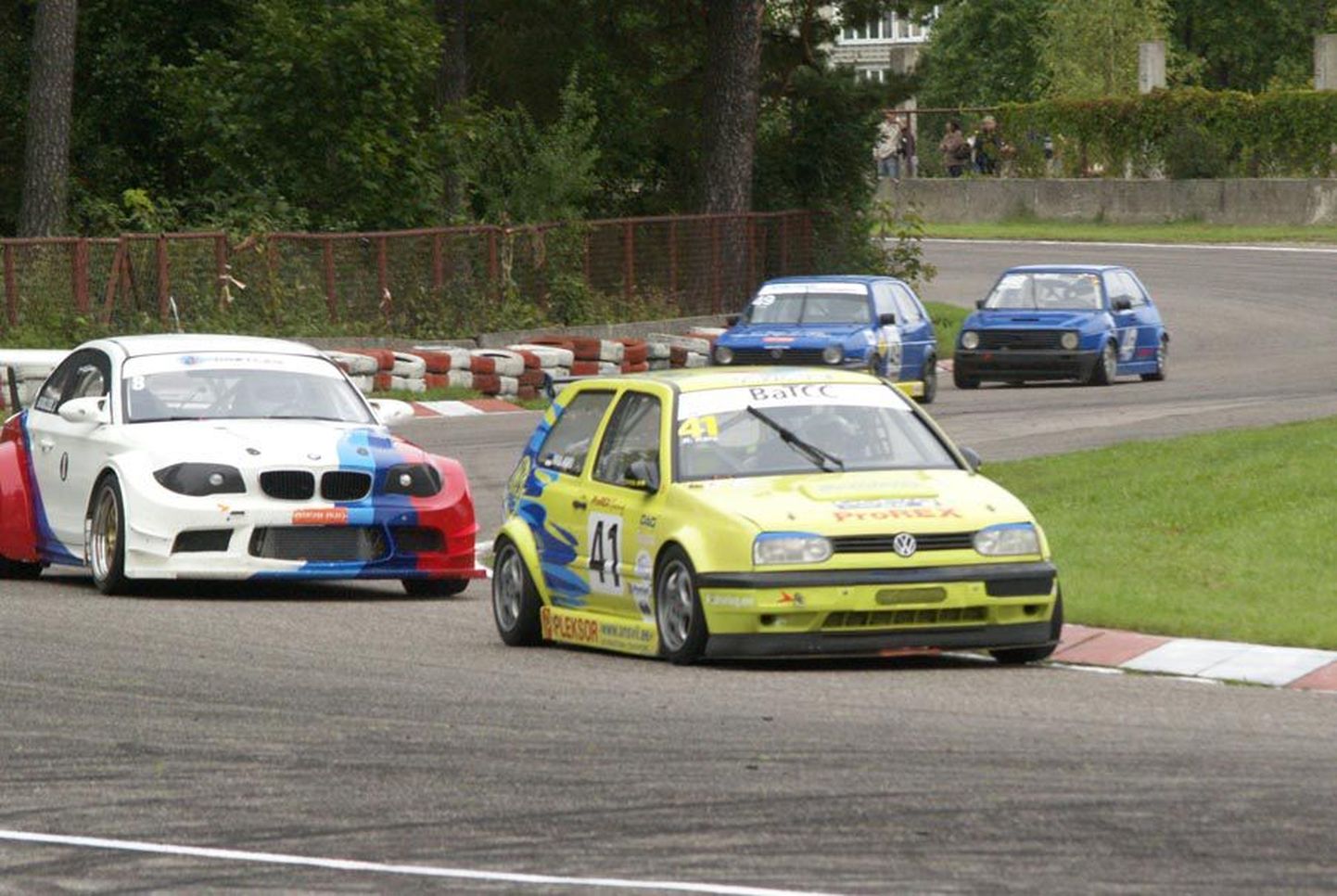Viljandi autosportlane Raul Karu (autoga number 41) lõpetas tänavused ringrajasõidu meistrivõistlused võidukalt nii Eesti kui Balti riikide arvestuses.