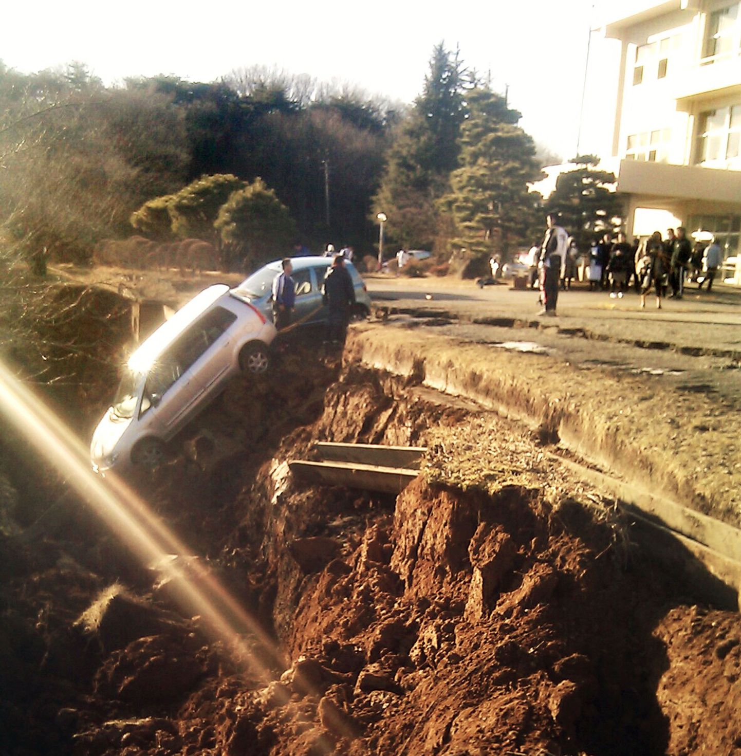 Autode alt kadus maavärina ajal parkimisplats Fukushimas.