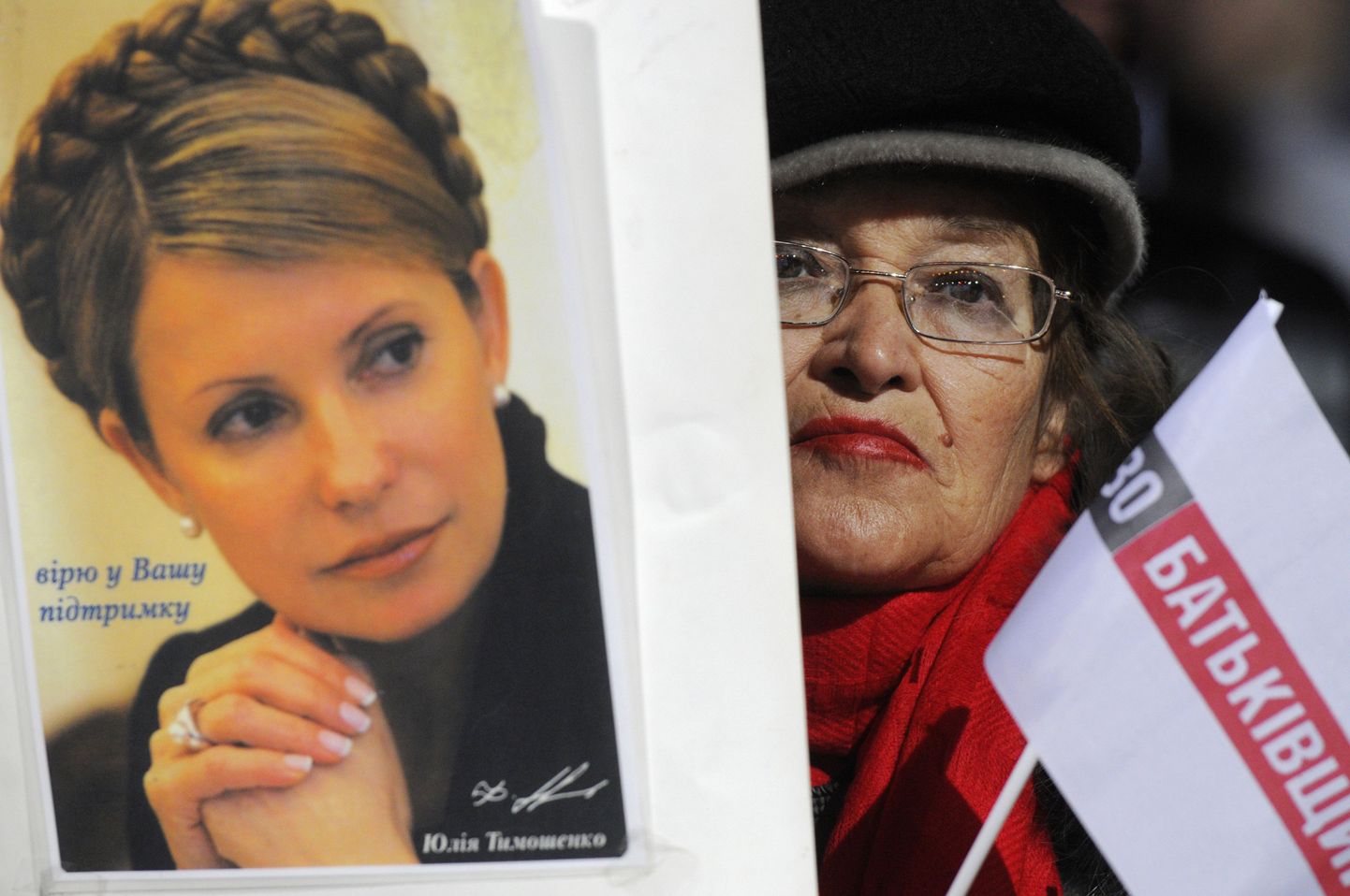 Julia Tõmošenko poolehoidja opositsioonijuhi pildiga Kiievis.