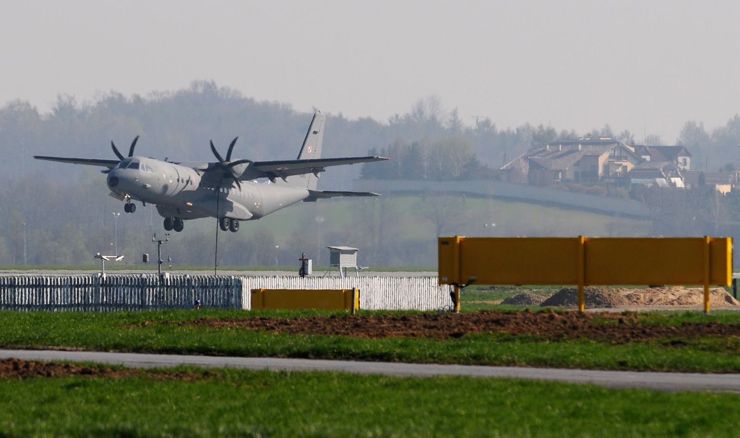 Krakowi lennuväljal maandus täna sõjaväelennuk, mille pardal Poola president Lech Kaczynski ja tema abikaasa Maria kirstud.