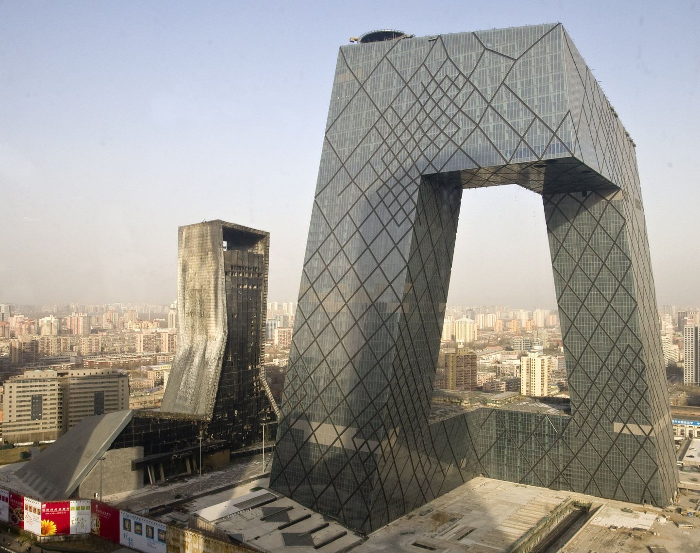 Pekingi hüpermoodsas telekeskuses ilutulestikust puhkenud suurpõleng laastas Mandarin Orientali uut luksushotelli.