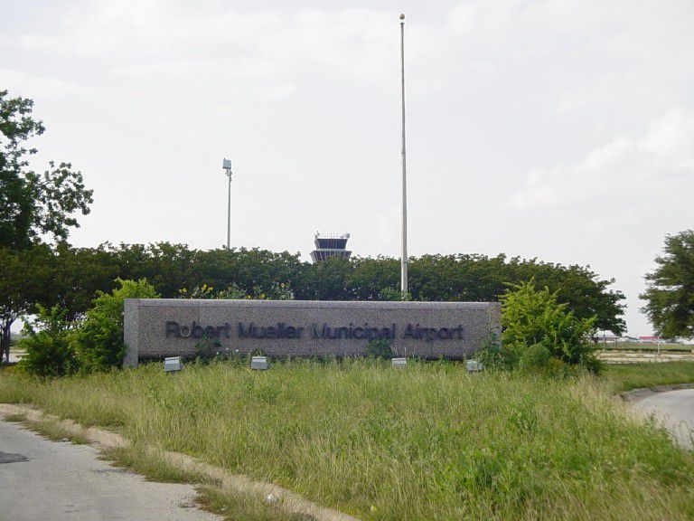 Robert Muelleri-nimeline lennujaam, Ameerika Ühendriigid. Texase osariigis Austini linna lähedal asuv lennujaam oli kasutuses aastatel 1928-1999. Praegu kasutab lennujaama territooriumi võttepaigana produktsioonifirma Troublemaker Studios. Foto: Wikipedia