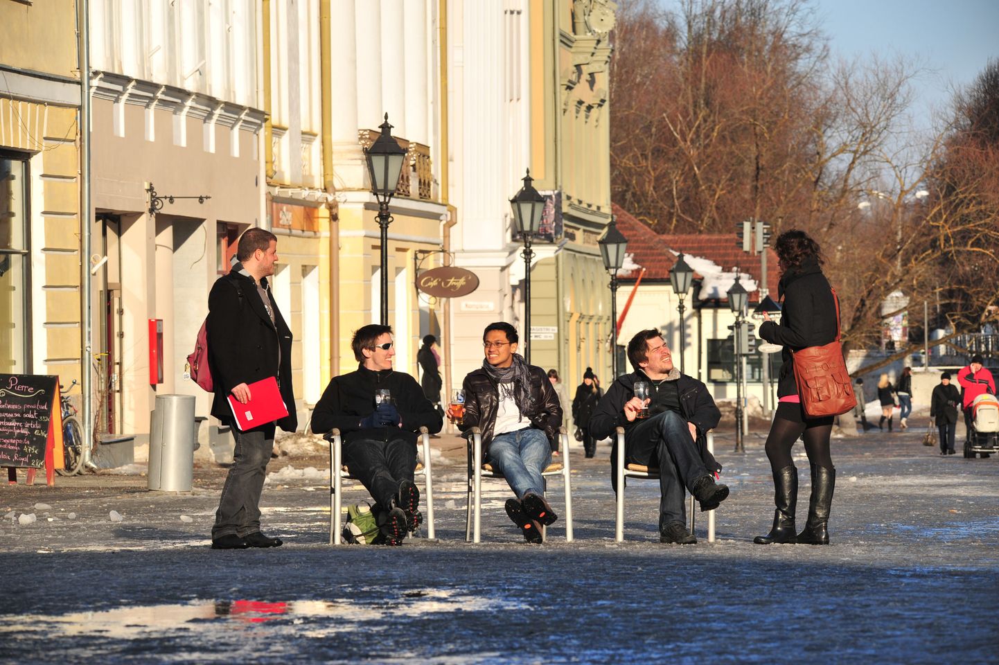 Seltskond matkis välikohvikut 9. märtsil, mil Tartu raeplatsi kattis suures osas alles jää.