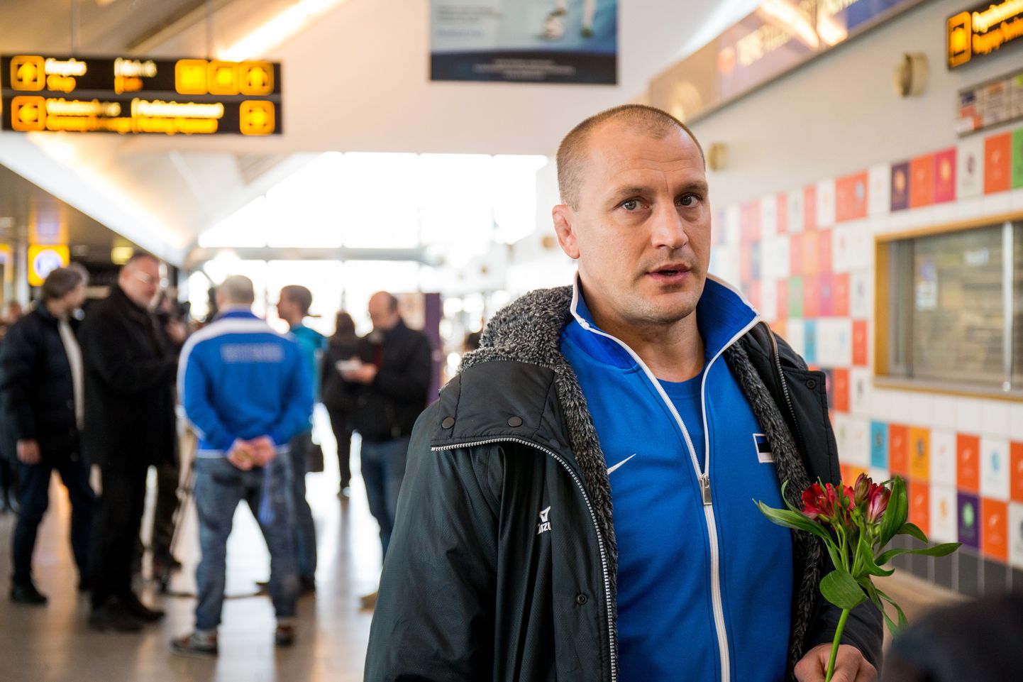 Pühapäev lennujaamas: kingiks saadud lillekimp Aleksei Budõlinit naeratama ei pannud.