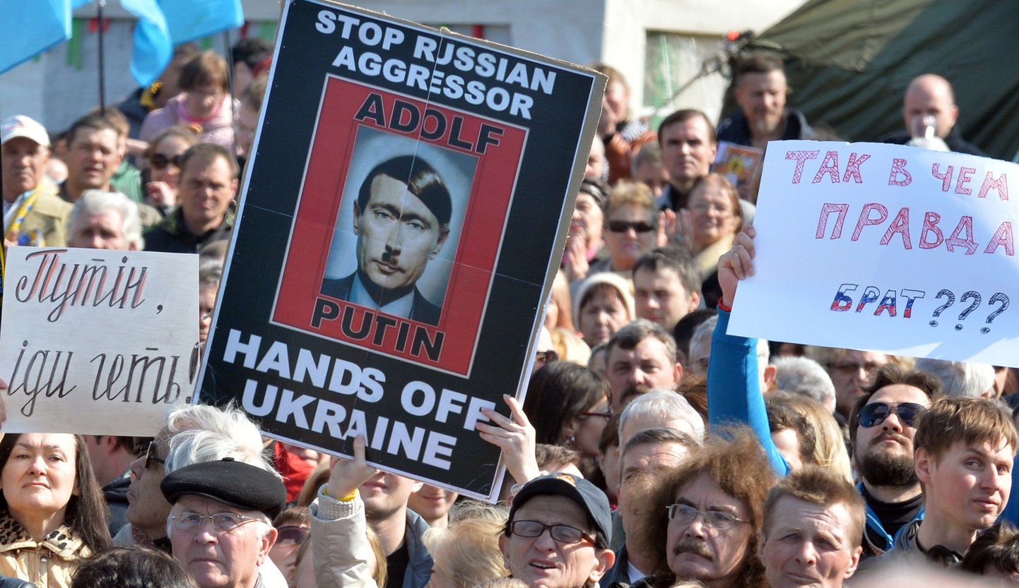 Venevastane meeleavaldus Kiievis, kus Vladimir Putini käitumist võrreldi Adolf Hitleri omaga.