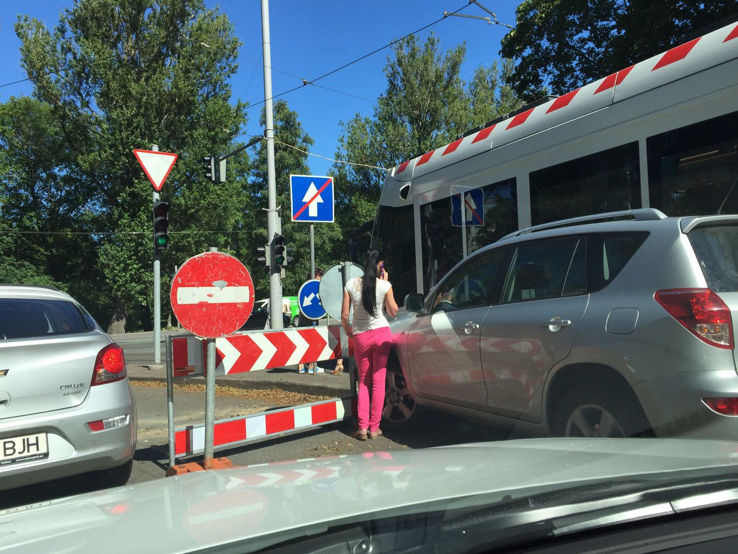 Narva maantee ja Poska tänava nurgal põrkasid kokku tramm ja auto.