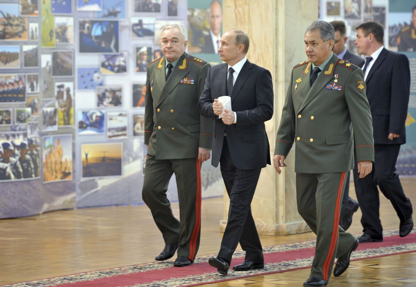 Venemaa president Vladimir Putin (keskel) kaitseministri Sergei Šoiguga enne ohvitseride ja kaitseministeeriumi töötajatega kohtumist.