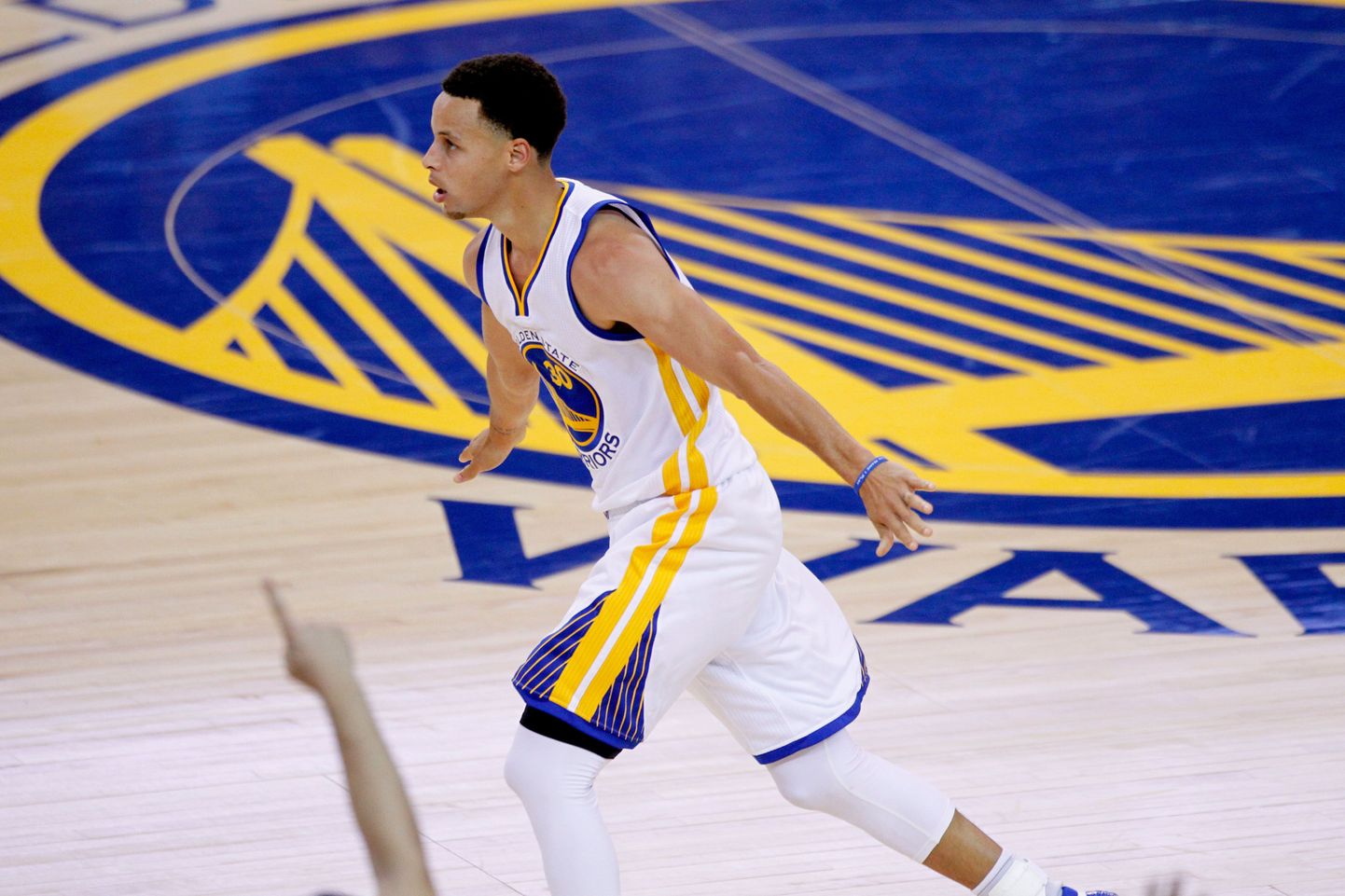 Stephen Curry valiti korvpalliliiga NBA põhihooaja kõige väärtuslikumaks mängijaks.