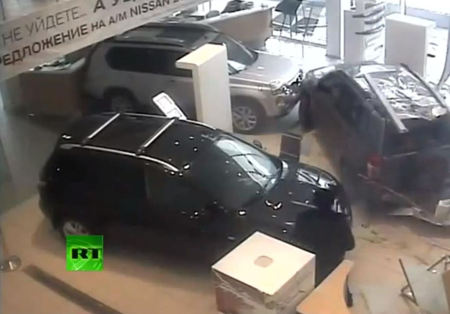 Vihane venelane lõhkus Moskvas autode müügiesinduse