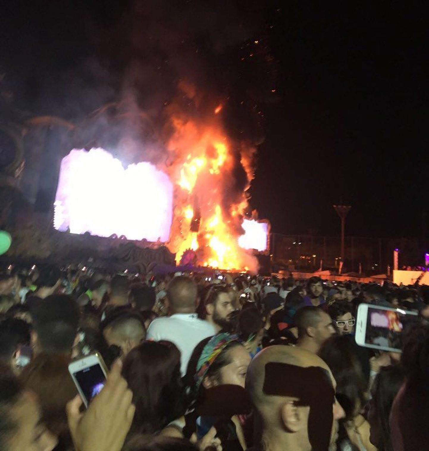 Pilt Hispaania muusikafestivalil põlenud lavast