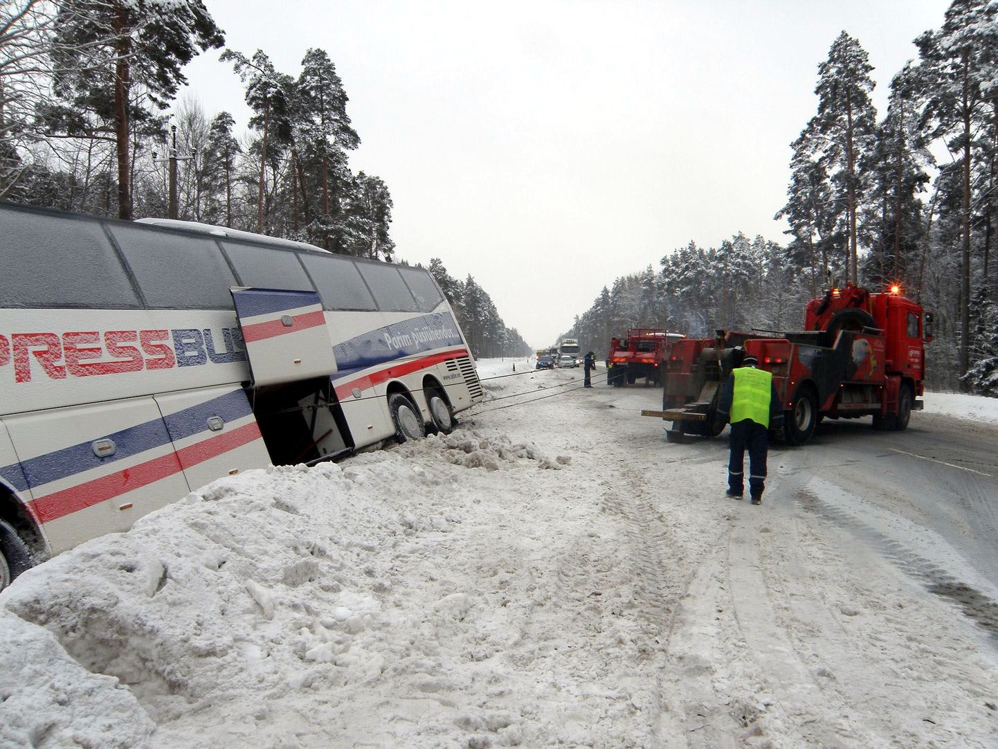 Tartu külje all Tiksojal põhjustas veoautojuht liiklusohtliku olukorra ning AS Sebe bussijuht pidi kokkupõrke vältimiseks sõitma teelt välja.